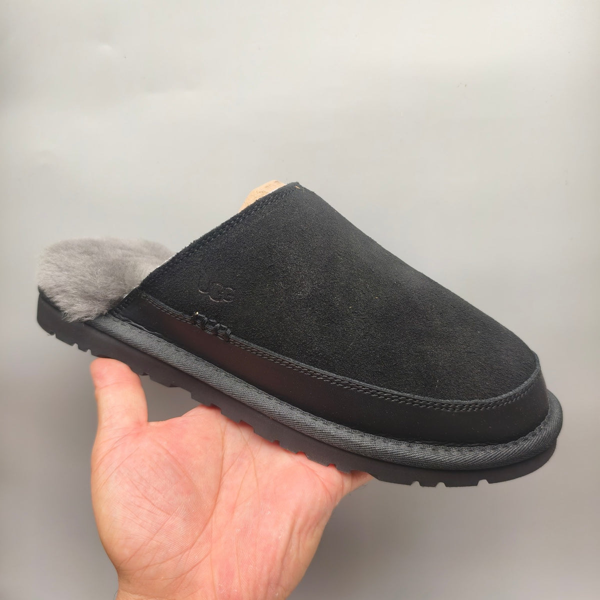 Black Ultra-Light Fuzzy Slippers for Men | Model 4585