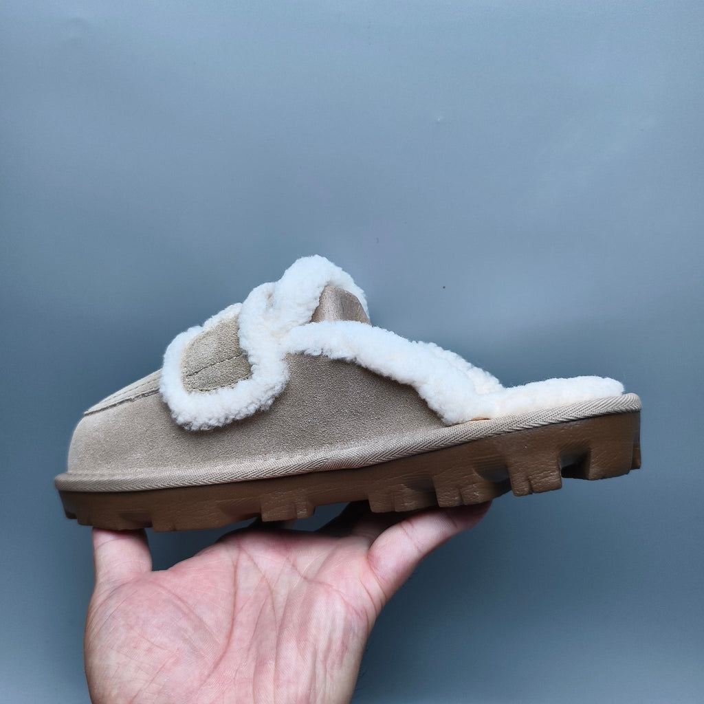 Sand Curly Plush Slippers with Oversized Logo – Model 1206