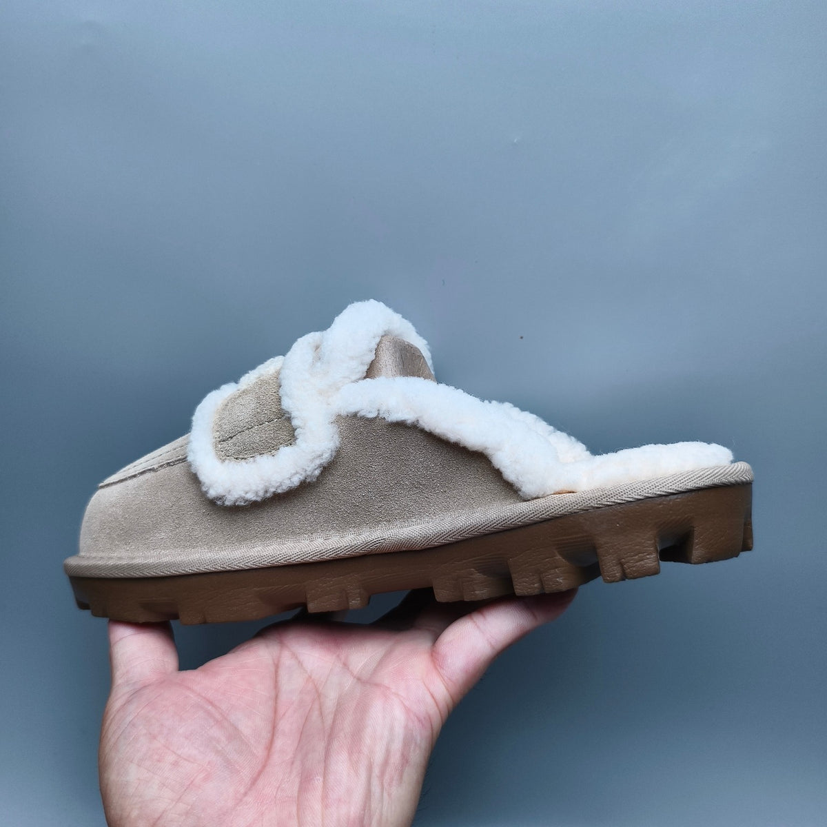Sand Curly Plush Slippers with Oversized Logo – Model 1206