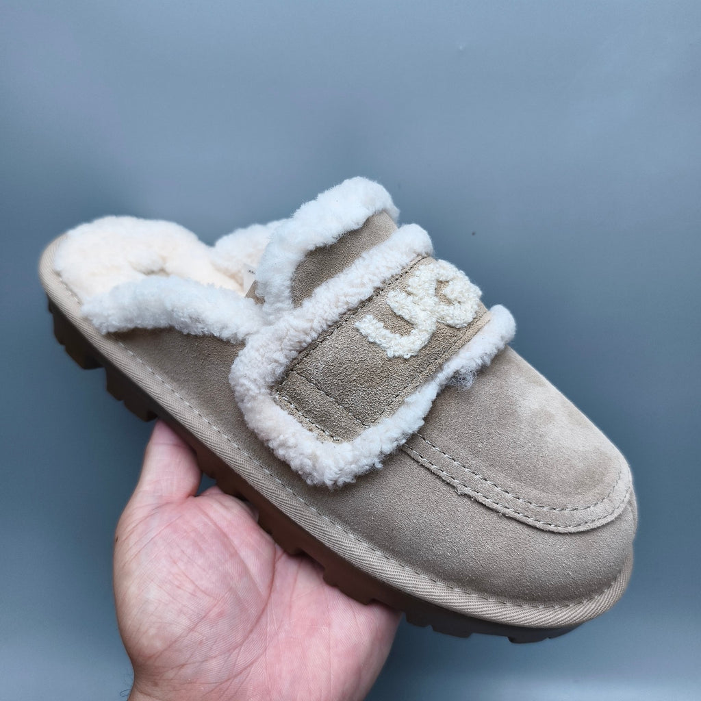 Sand Curly Plush Slippers with Oversized Logo – Model 1206