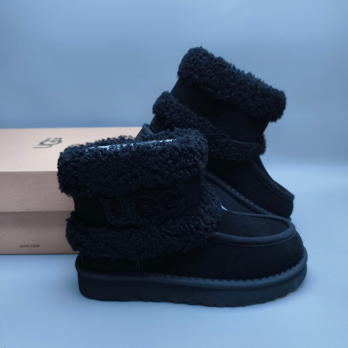 Black Curly-Texture Mid-Height Boots with Oversized Logo | Model 5410