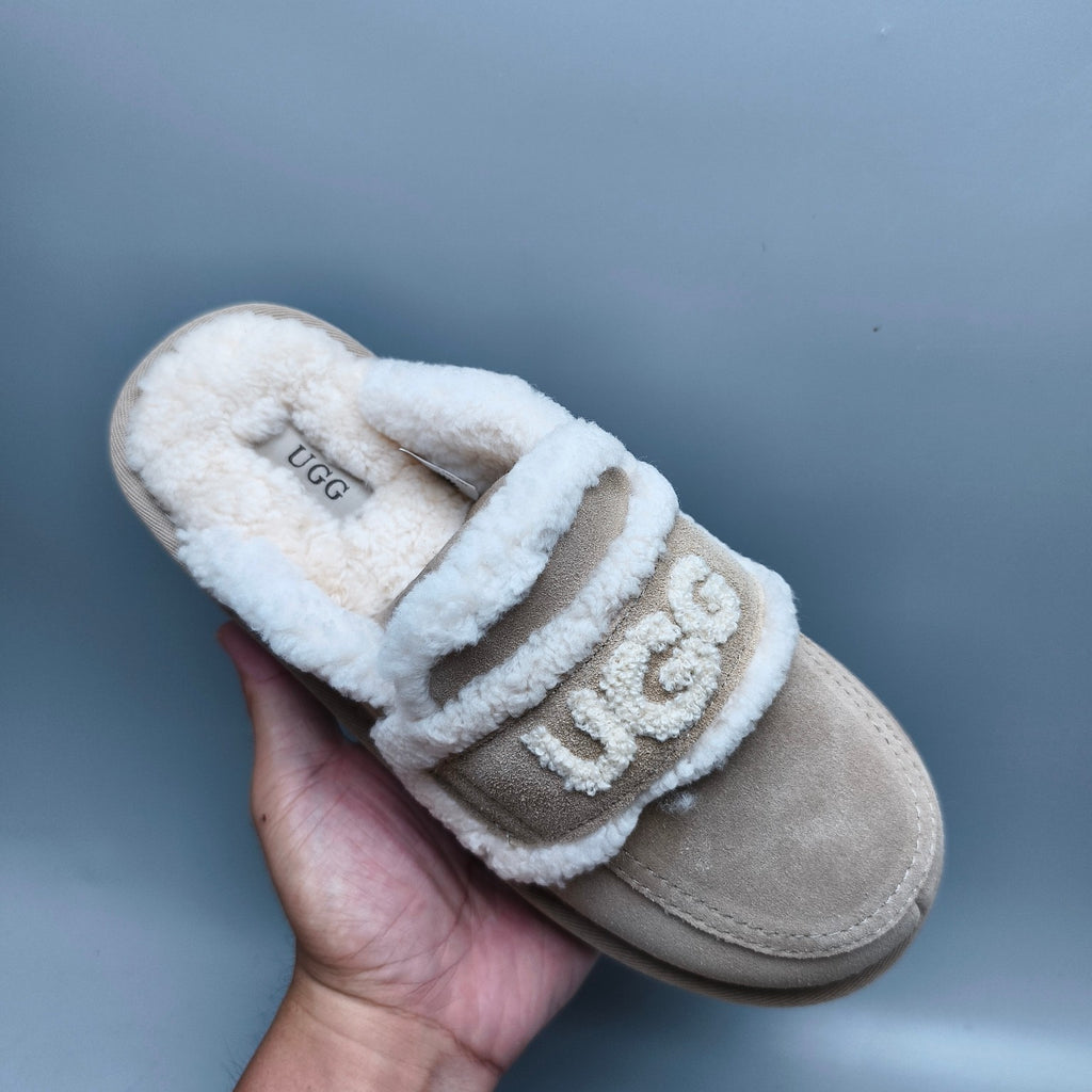 Sand Curly Plush Slippers with Oversized Logo – Model 1206