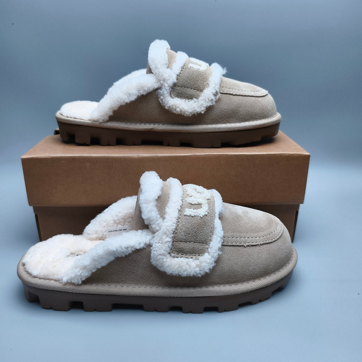 Sand Curly Plush Slippers with Oversized Logo – Model 1206