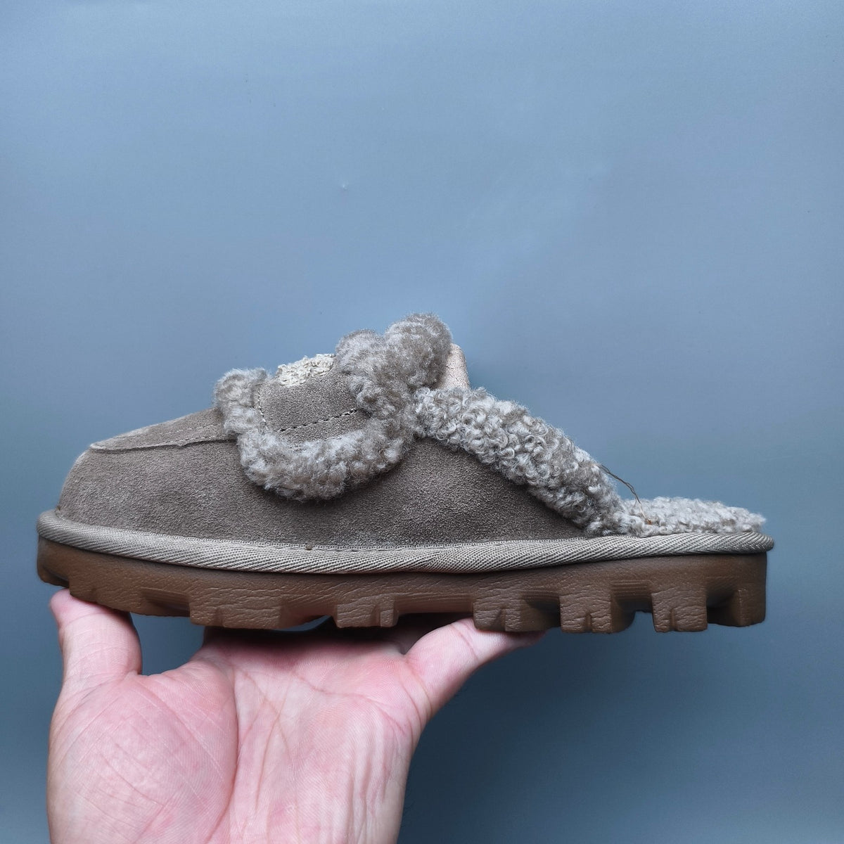 Antelope Brown Curly Plush Slippers with Oversized Logo – Model 1206