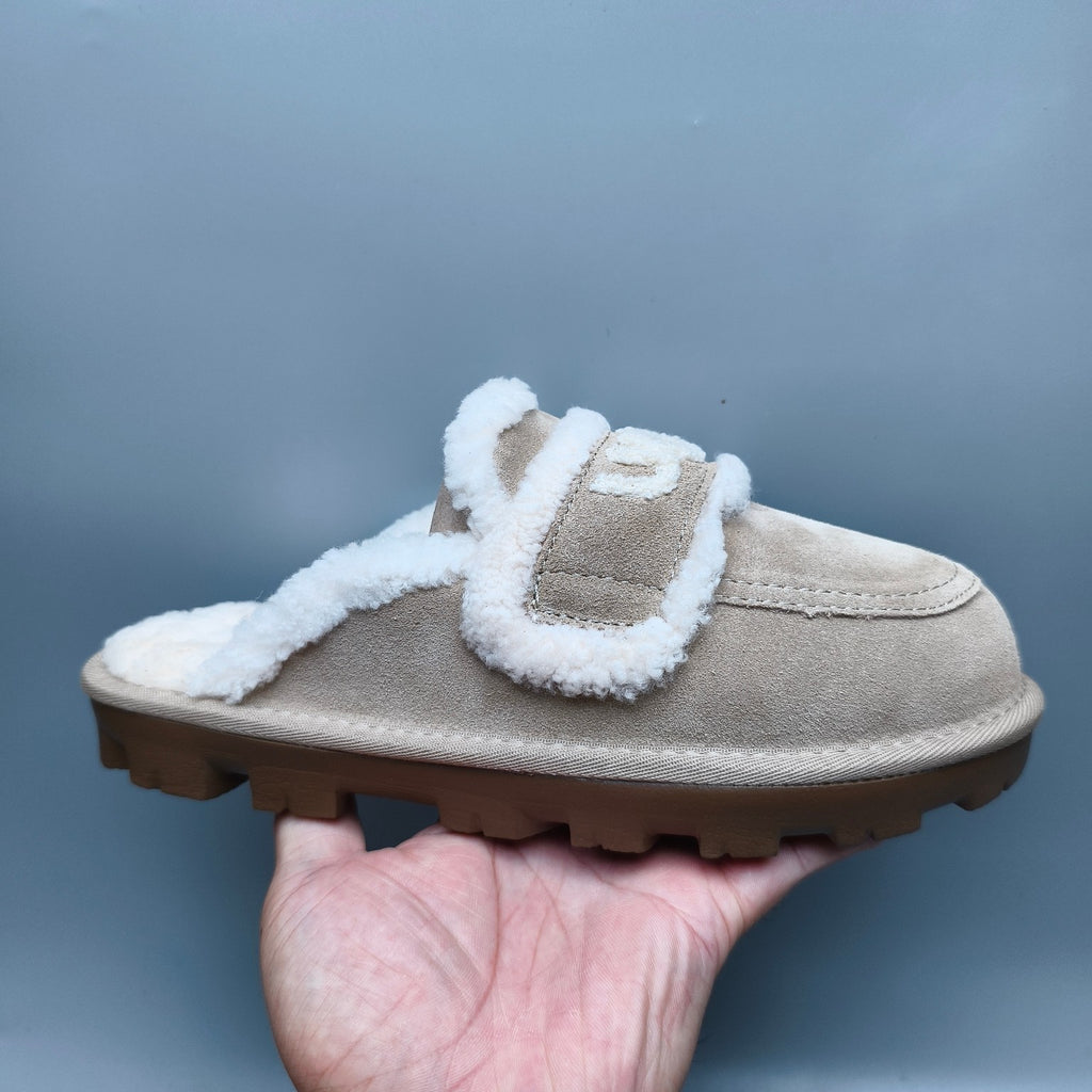 Sand Curly Plush Slippers with Oversized Logo – Model 1206