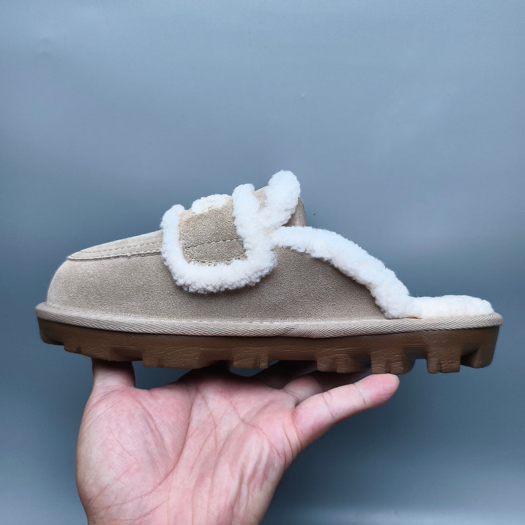 Sand Curly Plush Slippers with Oversized Logo – Model 1206